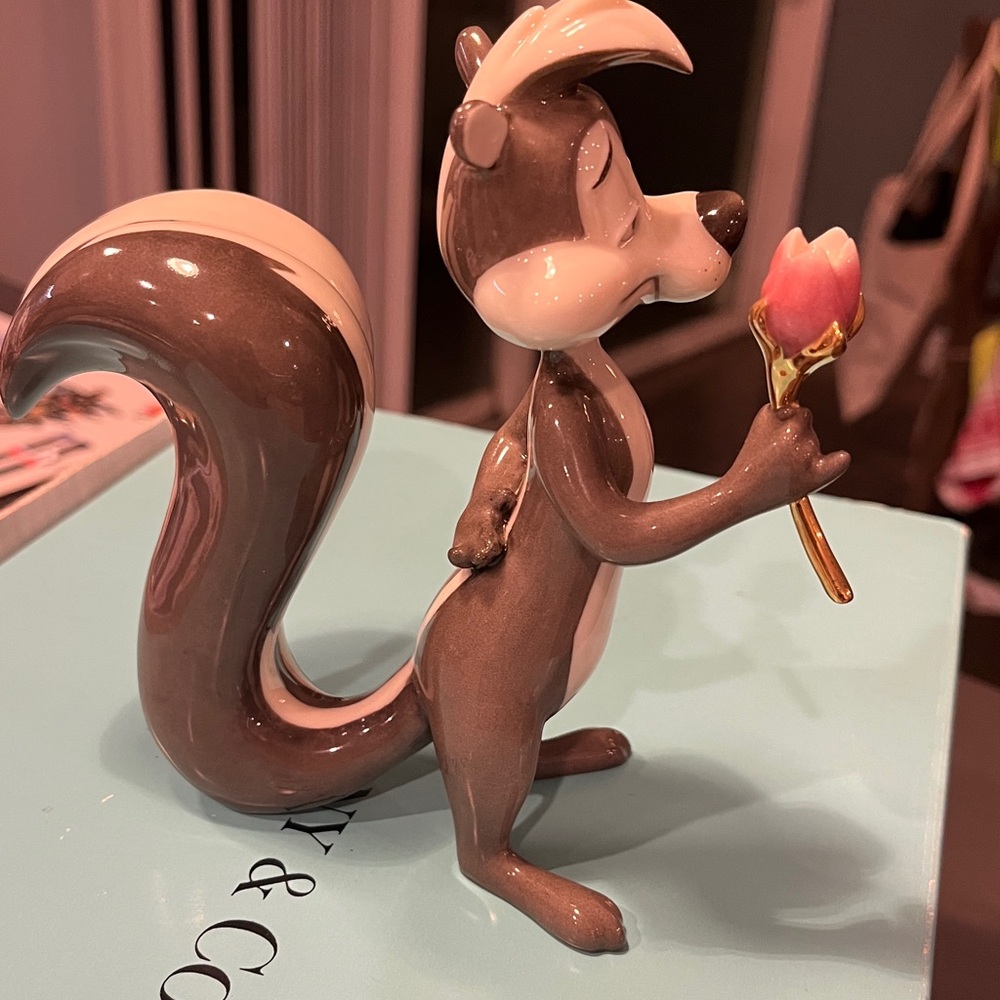 Lenox Vintage Pepe Le Pew Figurine (King of Romance) - Picture 10 of 17